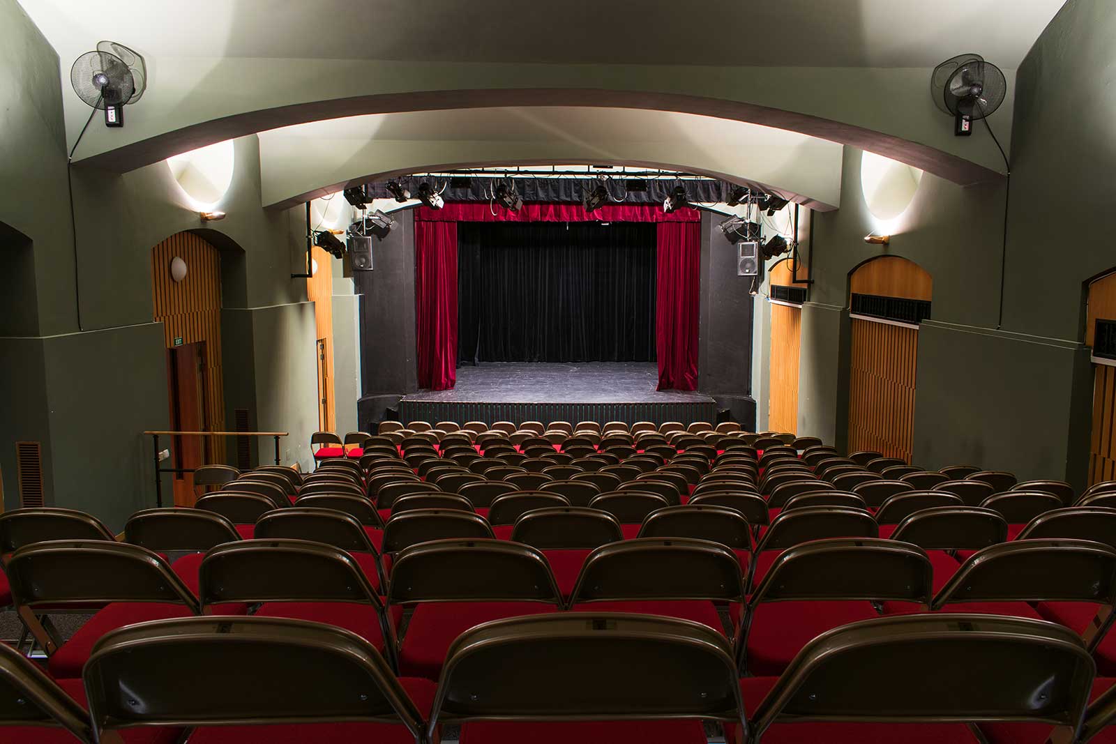 Малый драматический театр зал
